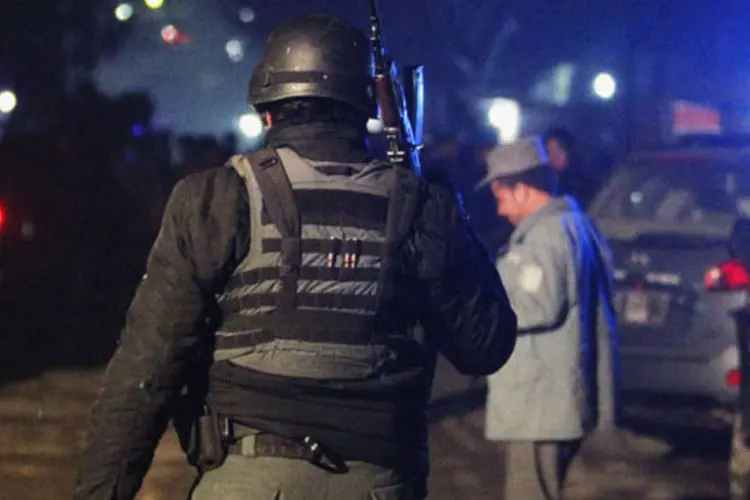 Policial afegão chega ao local de uma explosão em Cabul, após um ataque reivindicado pelo Taleban (Omar Sobhani/Reuters)