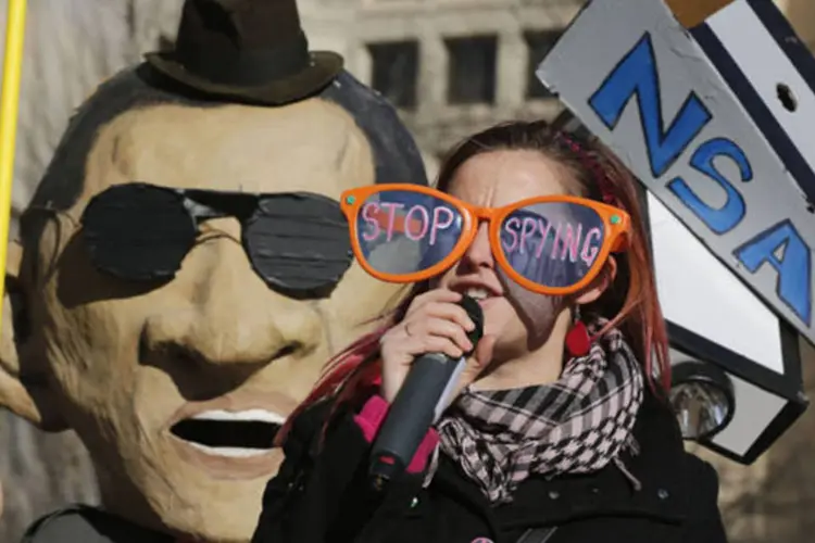 Membros do grupo Code Pink durante uma manifestação contra o presidente Barack Obama e a NSA antes de sua chega no Departamento de Justiça, em Washington (Larry Downing/Reuters)
