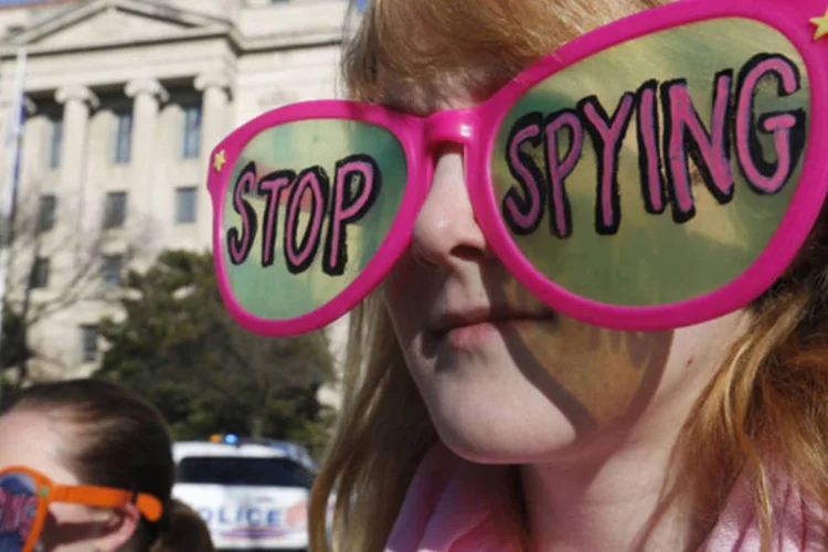 Membros do grupo Code Pink durante uma manifestação contra o presidente Barack Obama e a NSA antes de sua chega no Departamento de Justiça, em Washington (Larry Downing/Reuters)
