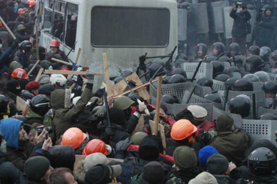 Parlamento ucraniano oferece anistia a manifestantes