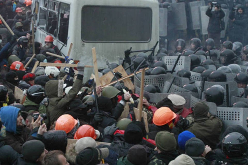 Manifestantes a favor de uma maior integração com a Europa entram em confronto com a polícia ucraniana durante uma manifestação próxima a prédios do governo, em Kiev (Gleb Garanich/Reuters)