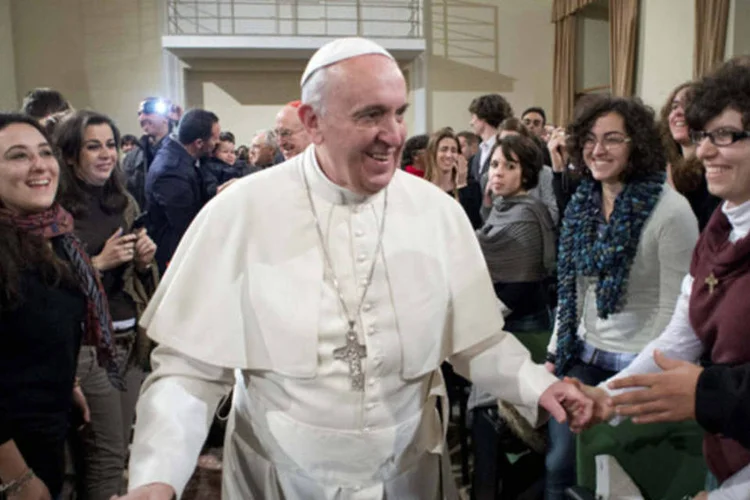 Papa Francisco é cumprimentado por fieis durante uma visita na Basílica do Sagrado Coração, no centro de Roma (Osservatore Romano/Reuters)