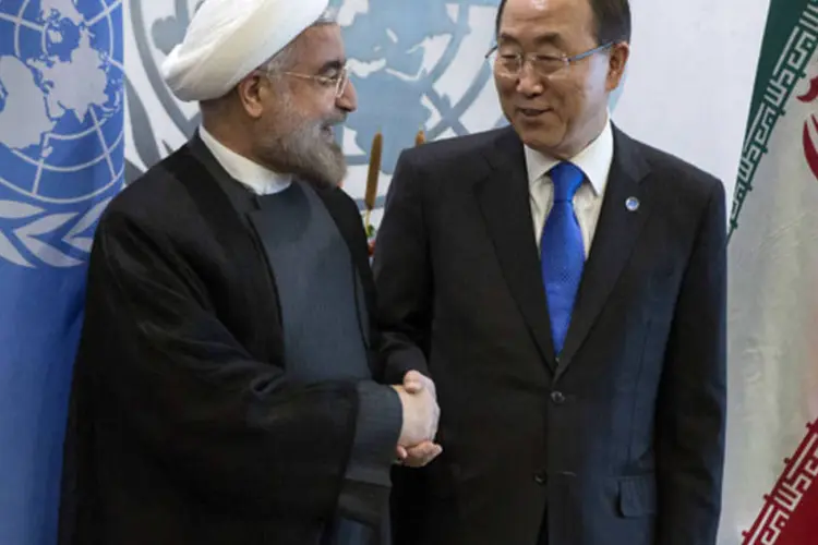 Secretário Geral da ONU, Ban Ki-moon, cumprimenta o presidente do Irã, Hassan Rohani, durante reunião da Assembleia Geral da ONU, em Nova York (Eric Thayer/Reuters)