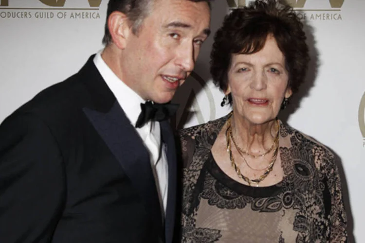 Ator Steve Coogan, do filme Philomena, chega com Philomena Lee, que inspirou o filme, na 25ª cerimônia do Guild of America Awards  (Fred Prouser/Reuters)