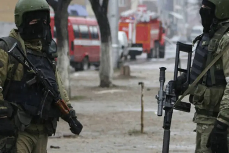 Membros das forças especiais russas montam guarda durante uma operação contra suspeitos de serem militantes em Makhachkala (Reuters)