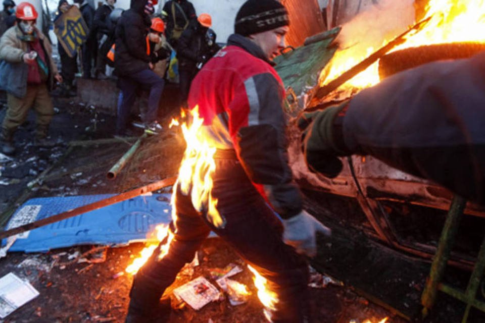 Manifestante pró-União Europeia em chamas durante conflito com a polícia, em Kiev (Vasily Fedosenko/Reuters)