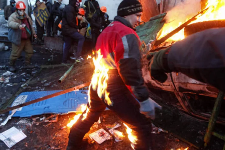 Manifestante pró-União Europeia em chamas durante conflito com a polícia, em Kiev (Vasily Fedosenko/Reuters)