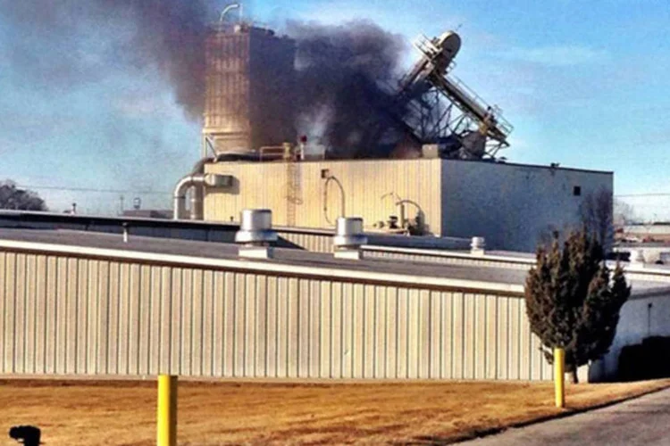 Fábrica da International Nutrition, de processamento de alimentos para animais, é vista após uma explosão, em Omaha, Nebraska (Omaha Police Department/Divulgação via Reuters)