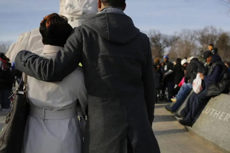 Casal visita o memorial Martin Luther King Jr., durante o feriado nacional em homenagem ao reverendo, nos Estados Unidos (Jonathan Ernst/Reuters)