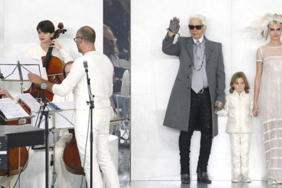 Dono da Calvin Klein compra parte da marca Karl Lagerfeld