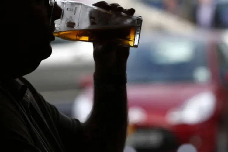Homem toma cerveja no pub Hope and Champion, perto de Beaconsfield, no sul da Inglaterra (Eddie Keogh/Reuters)