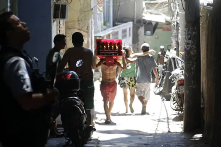 
	Policiais patrulham via da favela Pav&atilde;o-Pav&atilde;ozinho: segundo ONG, com base em den&uacute;ncia de moradores, morte foi consequ&ecirc;ncia de espancamento por policiais da UPP
 (Ricardo Moraes/Reuters)