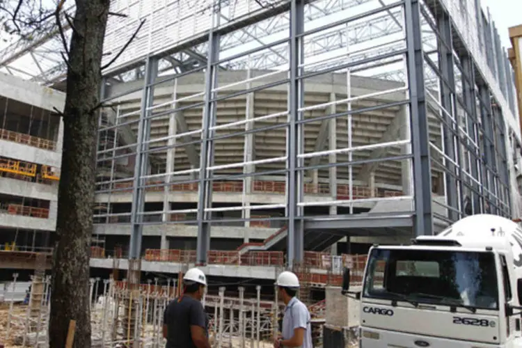 Parte do estádio Arena da Baixada, que está em reforma, é exibida durante a visita do secretário-geral da Fifa em Curitiba (Rodolfo Buhrer/Reuters)