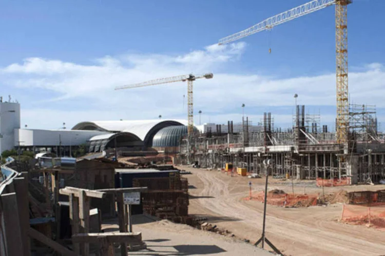 Área ainda em construção de um novo terminal do aeroporto Pinto Martins, em Fortaleza, que deveria ajudar no tráfego de passageiros durante a Copa do Mundo (Davi Pinheiro/Reuters)
