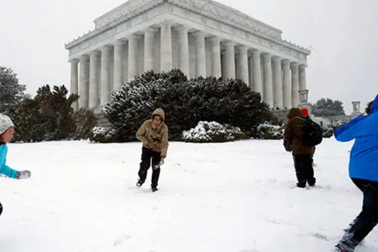 
	Crian&ccedil;as brincam na neve, em frente ao Memorial Lincoln, em Washington, nos EUA: nos pr&oacute;ximos dias, as temperaturas no Nordeste do pa&iacute;s dever&atilde;o continuar abaixo de zero
 (REUTERS/Kevin Lamarque)