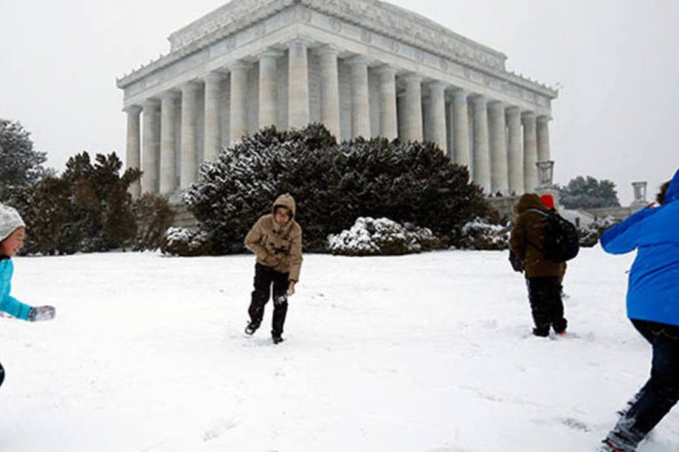 Nova onda de frio e neve paralisa Nordeste dos EUA