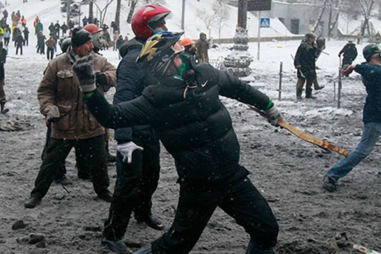 Manifestantes enfrentam polícia durante protesto em Kiev, na Ucrânia: nesta madrugada, centenas de manifestantes e agentes antidistúrbios retomaram os enfrentamentos (REUTERS/Gleb Garanich)