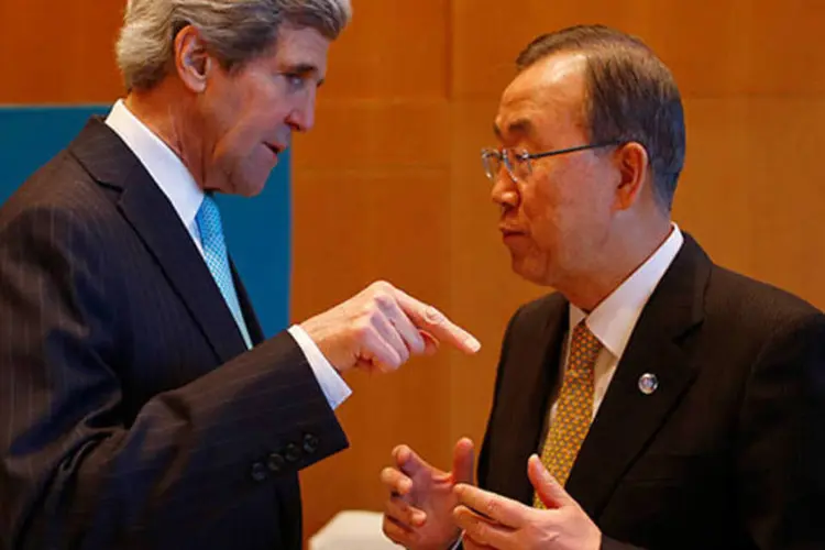 
	John Kerry conversa com o secret&aacute;rio-geral da ONU, Ban Ki-moon: as negocia&ccedil;&otilde;es internacionais de paz para tratar da guerra civil de quase tr&ecirc;s anos come&ccedil;aram em Montreux
 (REUTERS/Arnd Wiegmann)