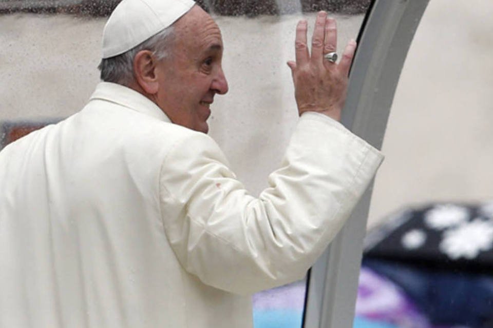Junto a jovens, Papa soltará pombas neste domingo