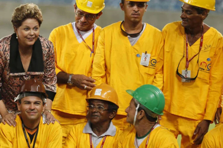 
	Dilma posa com trabalhadores da Arena Dunas na inaugura&ccedil;&atilde;o do est&aacute;dio, em Fortaleza: Dilma comentou ainda que o atacante Neymar &quot;n&atilde;o pode faltar&quot; neste time
 (Sergio Moraes/Reuters)
