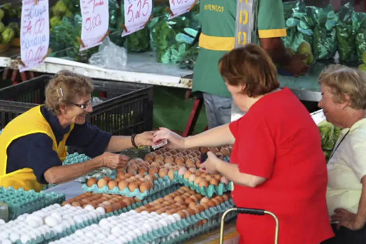 
	Consumidores compram ovos em um mercado em S&atilde;o Paulo
 (Paulo Whitaker/Reuters)
