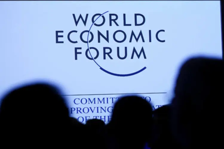 Pessoas aguardam o início de uma sessão do Fórum Econômico Mundial em Davos (Denis Balibouse/Reuters)