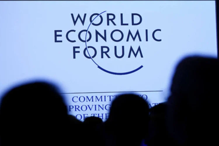 
	Pessoas aguardam o in&iacute;cio de uma sess&atilde;o do F&oacute;rum Econ&ocirc;mico Mundial em Davos: oito banqueiros centrais dos mais importantes do mundo estar&atilde;o presentes
 (Denis Balibouse/Reuters)