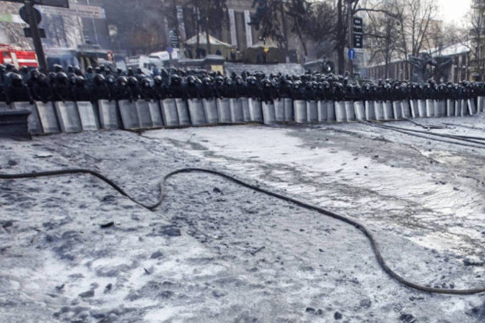 Policiais ucranianos são vistos no local de confrontos com manifestantes pró-integração à União Europeia em Kiev (Vasily Fedosenko/Reuters)