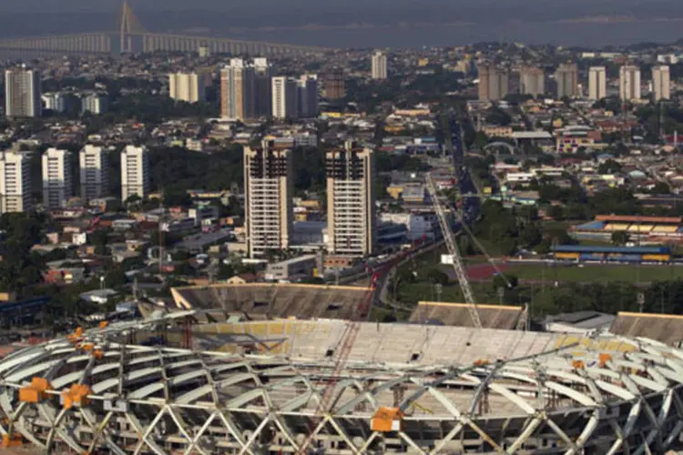 
	Vista a&eacute;rea do est&aacute;dio de futebol Arena Amaz&ocirc;nia: a maior reclama&ccedil;&atilde;o foi pelas longas filas enfrentadas nos quiosques e bares
 (Bruno Kelly/Reuters)