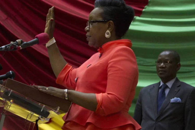 A nova presidente interina da República Centro-Africana, Catherine Samba-Panza, eleita pelo Parlamento, faz juramento de posse durante cerimônia na Assembleia Nacional, em Bagui (Siegfried Modola/Reuters)