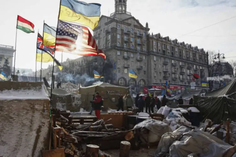 
	Manifestantes anti-governo se reunem pr&oacute;ximos a um pr&eacute;dio do governo, no centro de Kiev:&nbsp;sede da prefeitura havia sido desocupada h&aacute; dois dias
 (Vasily Fedosenko/Reuters)