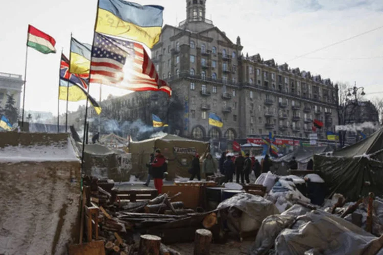 Manifestantes anti-governo se reunem próximos a um prédio do governo, no centro de Kiev (Vasily Fedosenko/Reuters)