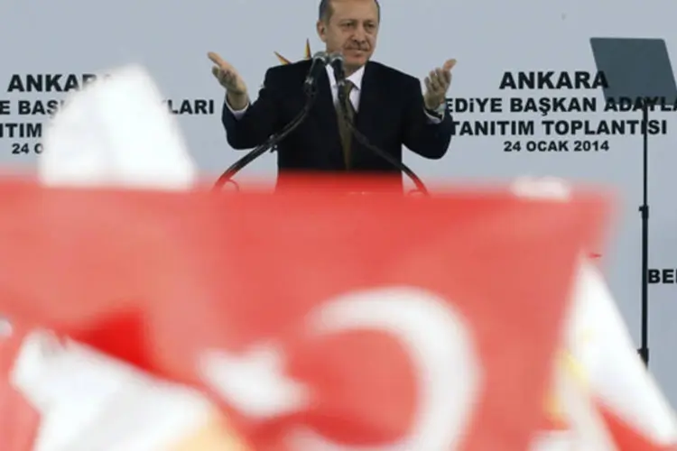 
	O presidente da Turquia, Tayyip Erdogan, discursa para seus apoiadores durante encontro de seu partido, o AKP
 (Umit Bektas/Reuters)