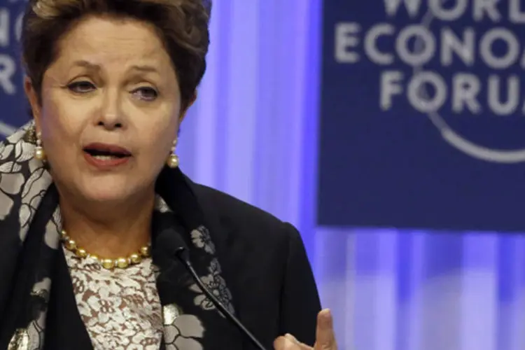 
	Presidente Dilma Rousseff durante discurso no F&oacute;rum Econ&ocirc;mico Mundial em Davos, na Su&iacute;&ccedil;a: para chegar em Cuba, presidente teve que fazer escala em Lisboa
 (Ruben Sprich/Reuters)