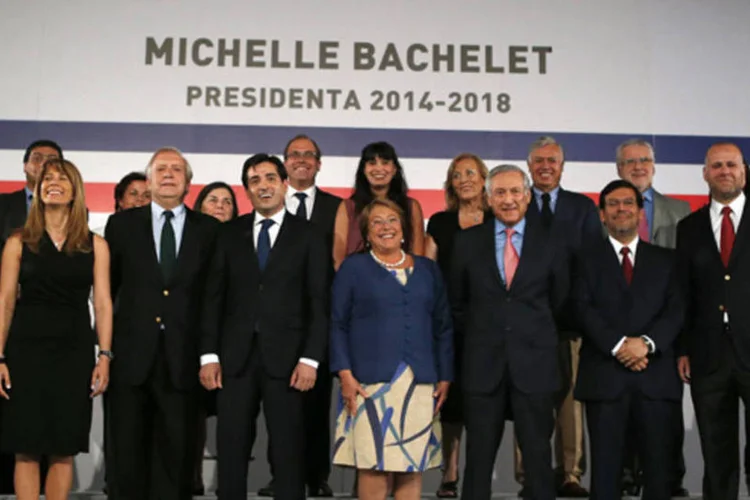 Presidente eleita do Chile, Michelle Bachelet, posa em uma foto com os membros do gabinete ministerial, em Santiago (Ivan Alvarado/Reuters)