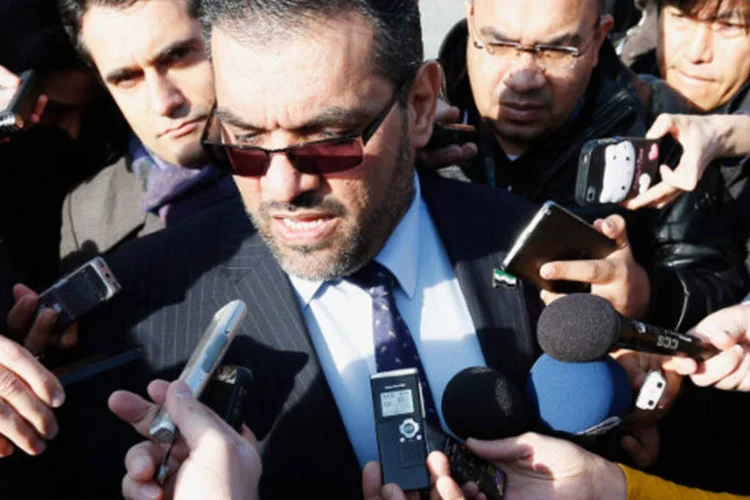 Anas al-Abdah, representante da oposição Síria, conversa com jornalistas após o primeiro encontro com representantes do governo sírio na sede da ONU em Genebra, na Suíça (Jamal Saidi/Reuters)
