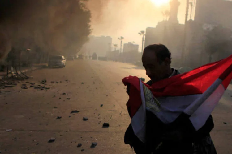 Manifestante anti-governo durante os confrontos na rua Ramsis, que leva a praça Tahrir, no centro de Cairo (Amr Abdallah Dalsh/Reuters)
