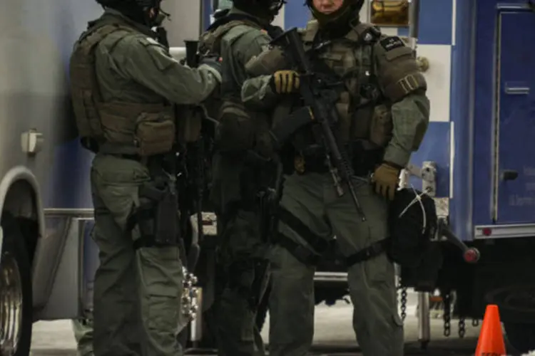 Policiais montam guarda na estrada de um shopping center de Columbia após um tiroteio, em Mayland (James Lawler Duggan/Reuters)