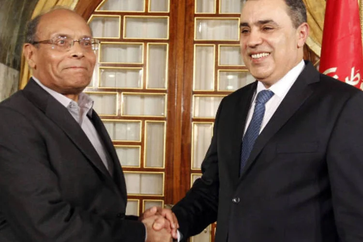 Presidente Moncef Marzouki cumprimenta o primeiro-ministro Mehdi Jomaa, após conferência de imprensa em Túnis, na Tunísia (Zoubeir Souissi/Reuters)