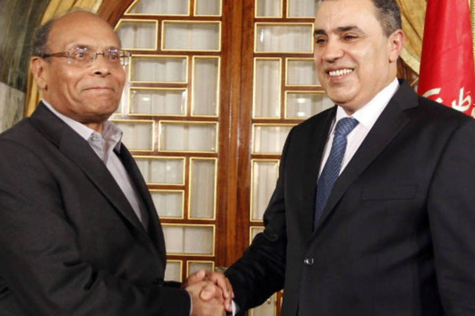 Premiê tunisiano apresenta oficialmente seu novo governo