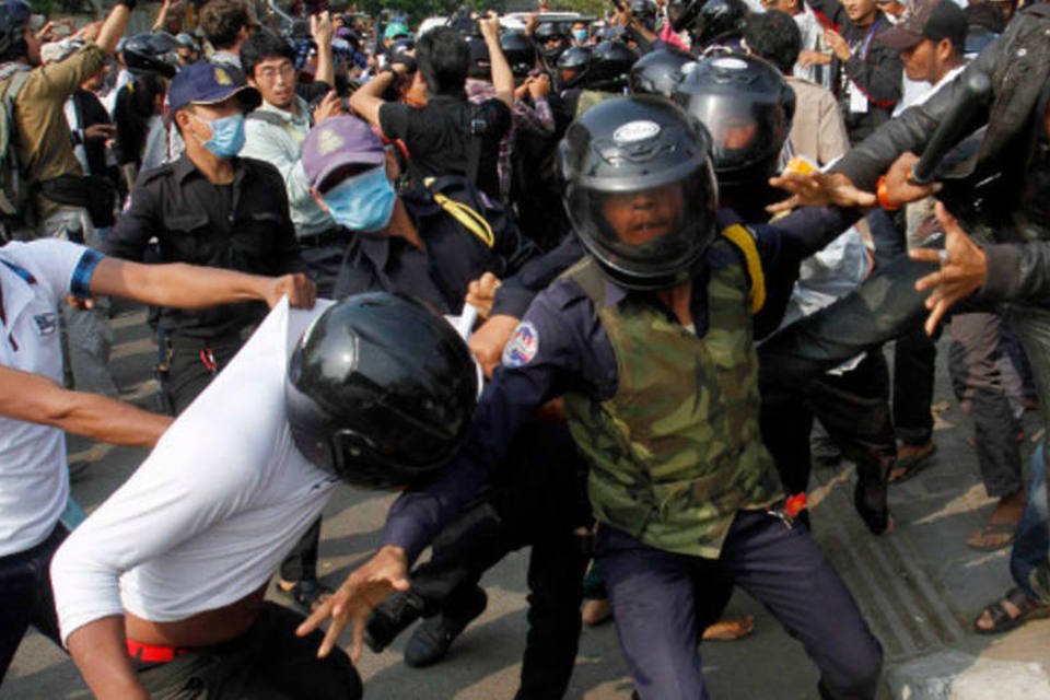 Polícia e manifestantes no Camboja entram em conflito