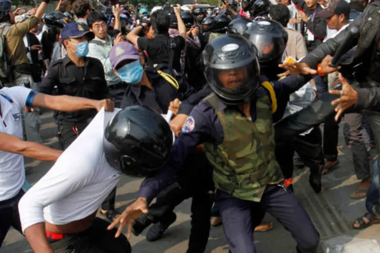 Manifestantes entram em confronto com policiais durante uma tentativa de entrar no Feedom Park, no centro da capital Phnom Penh, no Camboja (Samrang Pring/Reuters)