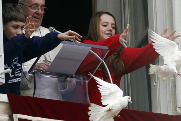 Papa Francisco observa crianças soltarem pombas durante missa na Praça de São Pedro, Vaticano, 26 de janeiro de 2014 (Alessandro Bianchi/Reuters)