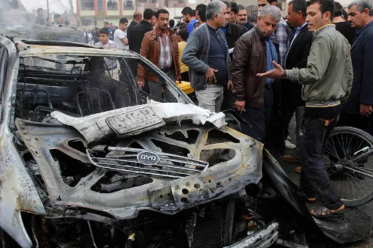 
	Explos&atilde;o de carro bomba em Kirkuk, a 250 quil&ocirc;metros ao norte de Bagd&aacute;: dois carros-bomba foram detonados simultaneamente em diferentes estacionamentos
 (Ako Rasheed/Reuters)