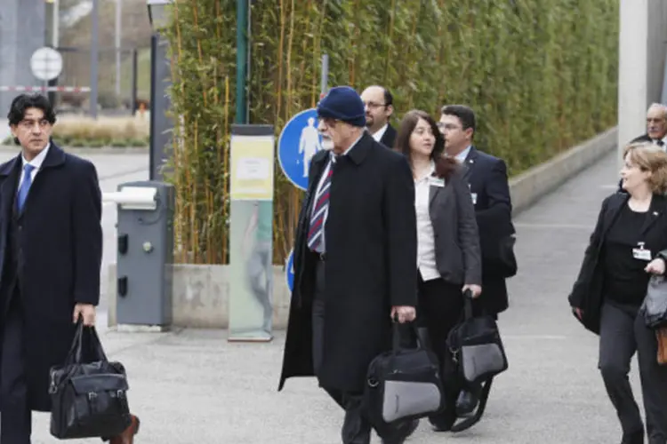 Membros da delegação de oposição síria chegam para 1ª reunião com delegação do governo, na sede da ONU em Genebra, 25 de janeiro de 2014 (Jamal Saidi/Reuters)