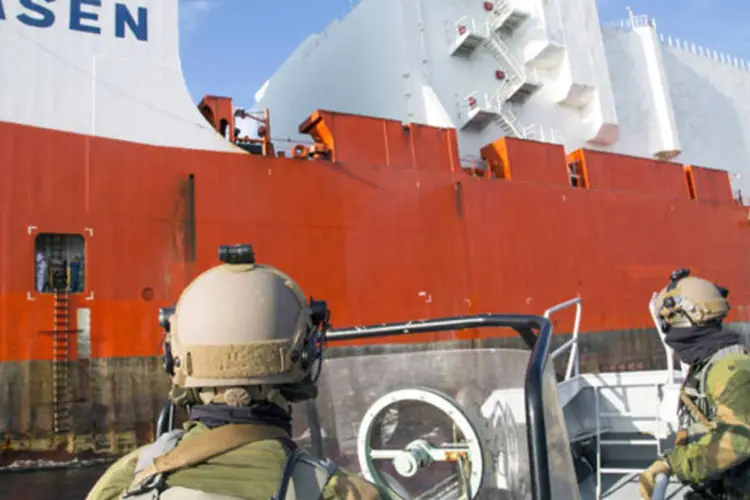 
	Soldados da Noruega vigiam o cargueiro noruegu&ecirc;s Taiko, que ir&aacute; transportar o arsenal qu&iacute;mico da S&iacute;ria, em Limassol
 (Lars Magne Hovtun/Norwegian Armed Forces/Divulgação via Reuters)