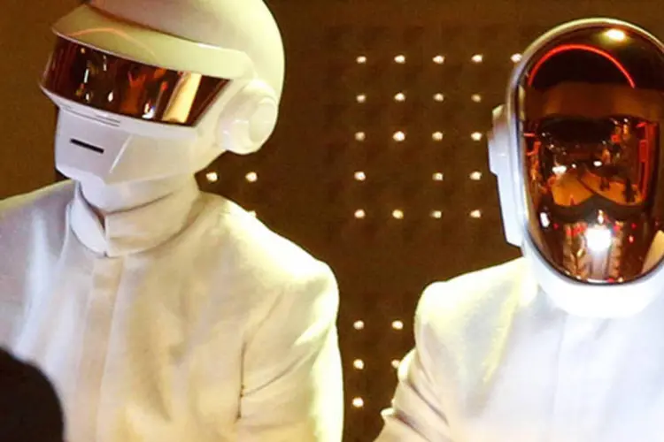
	Daft Punk apresenta &quot;Get Lucky&quot; na 56&ordf; edi&ccedil;&atilde;o do Grammy: duo franc&ecirc;s&nbsp;levou para casa quatro pr&ecirc;mios, entre os quais o de &aacute;lbum e grava&ccedil;&atilde;o do ano
 (REUTERS/Mario Anzuoni)
