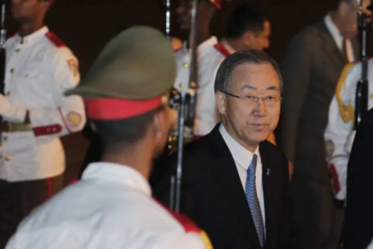 
	Ban Ki-moon desembarca em Havana: secret&aacute;rio-geral da ONU j&aacute; se reuniu na segunda com o presidente de Cuba, Ra&uacute;l Castro
 (Enrique de la Osa/Reuters)