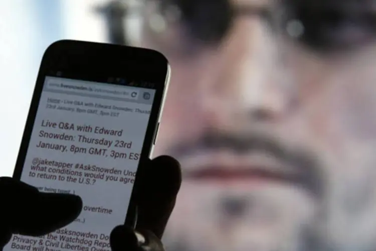 Homem checa pelo celular as atualizações sobre o ex-prestador de serviços de uma agência espiã dos EUA Edward Snowden, que respondeu a perguntas pelo Twitter, em Sarajevo (Dado Ruvic/Reuters)