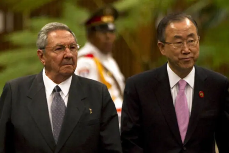 Presidente de Cuba, Raul Castro, recebe o secretário-geral da ONU, Ban Ki-moon, no Palácio Revolucionário em Havana (Orlando Barria/Reuters)